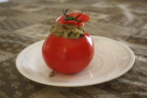 Dans une tomate évidé, célerie, tartinade et ciboulette. 